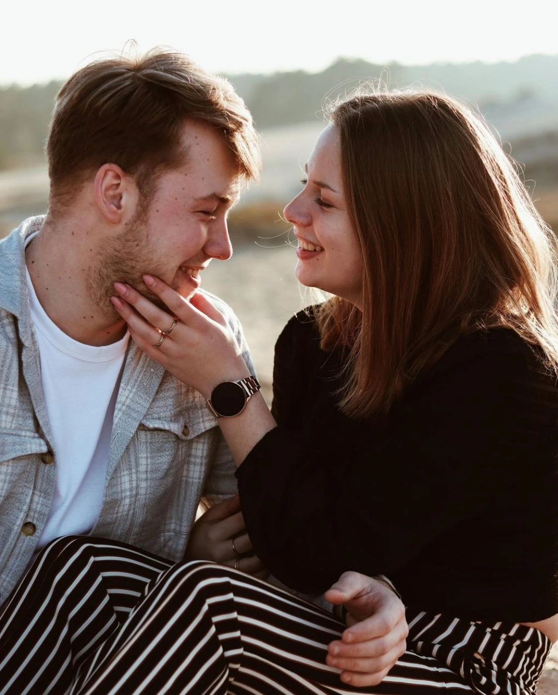 Couple shoot van een stel samen buiten