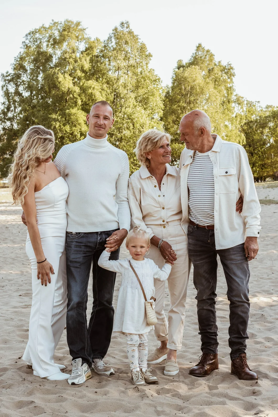 Familieshoot buiten in de natuur, gefotografeerd door Van Essen Fotografie