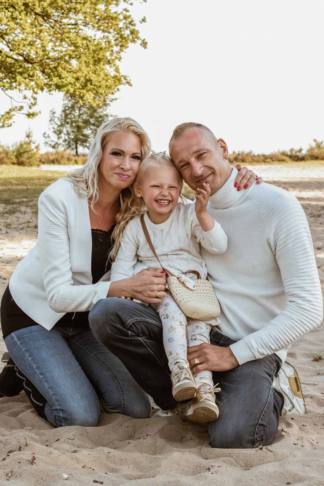 Familieshoot buiten in de natuur, gefotografeerd door Van Essen Fotografie