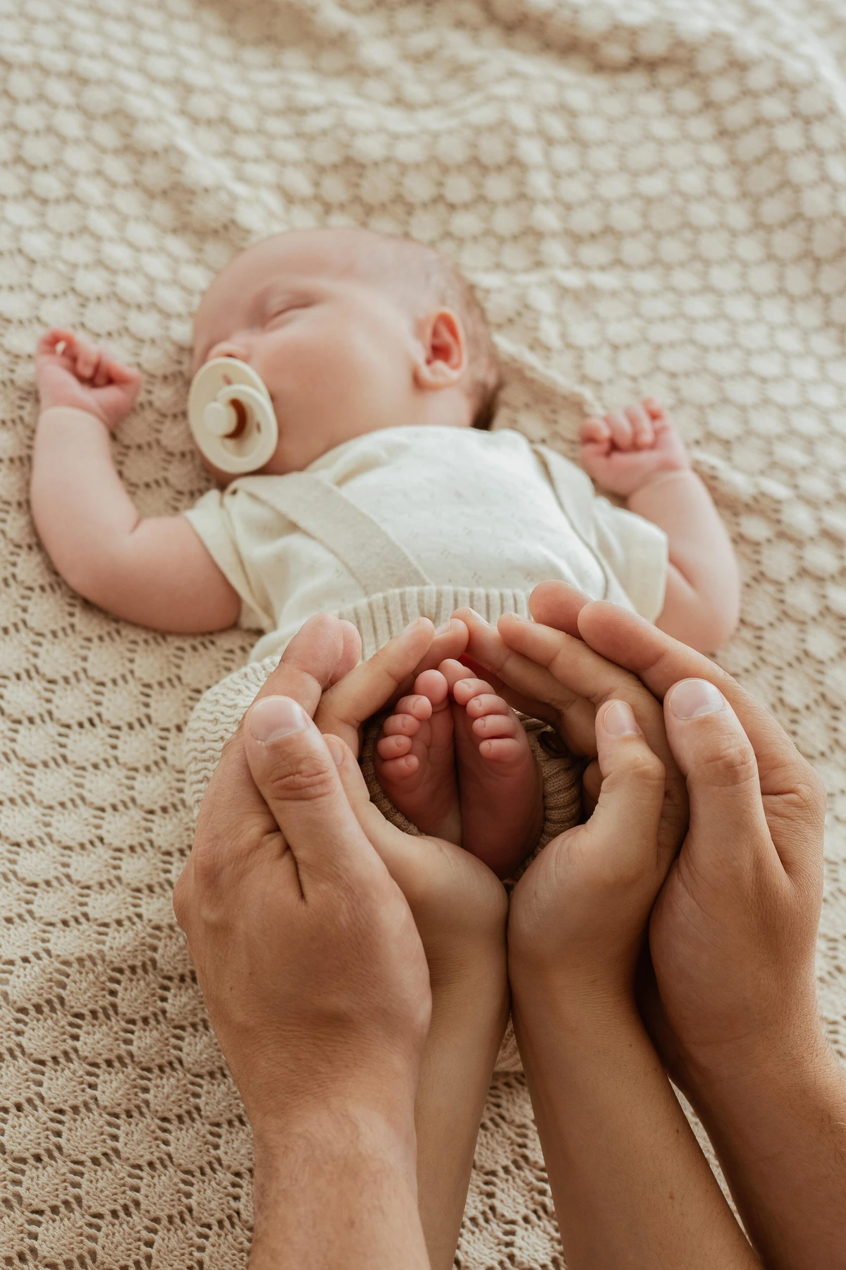 Newbornshoot van een pasgeboren baby
